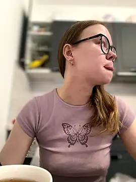 Snapshot of _CherryBloom_ chatting on 10-13-25, 11:21 CherryBloom online show from 10-13-25, 11:21