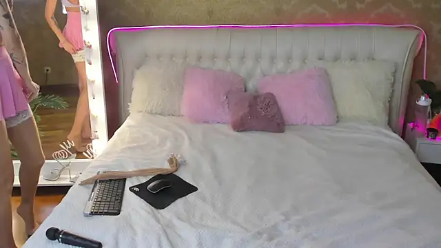 Snapshot of RosieBlossom chatting on 09-16-25, 05:25 RosieBlossom online show from 09-16-25, 05:25