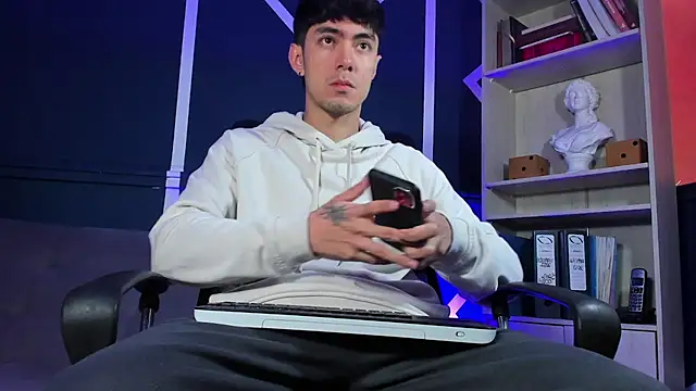 Snapshot of etham_wolf_ chatting on 09-19-25, 12:50 etham wolf online show from 09-19-25, 12:50