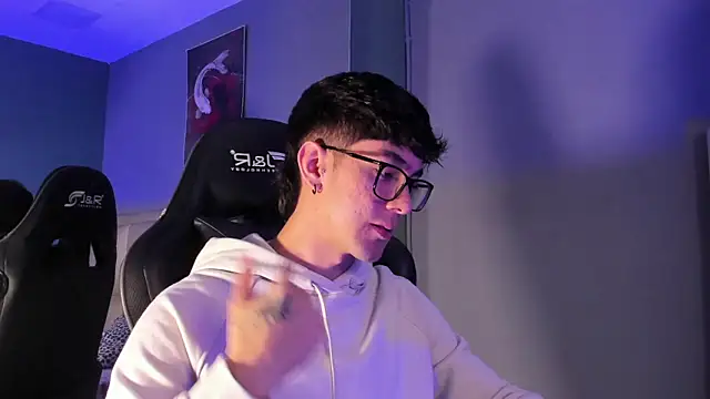 Snapshot of etham_wolf_ chatting on 09-20-25, 04:08 etham wolf online show from 09-20-25, 04:08