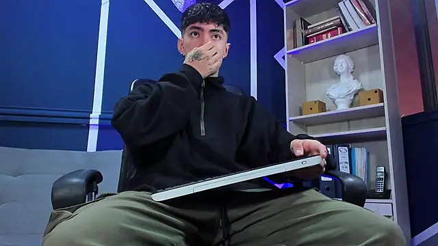 Snapshot of etham_wolf_ chatting on 09-22-25, 12:29 etham wolf online show from 09-22-25, 12:29