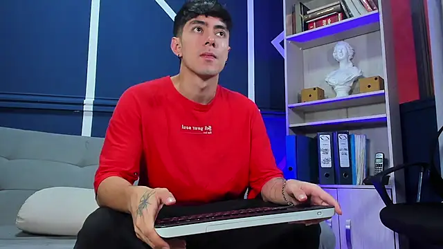 Snapshot of etham_wolf_ chatting on 09-27-25, 12:32 etham wolf online show from 09-27-25, 12:32