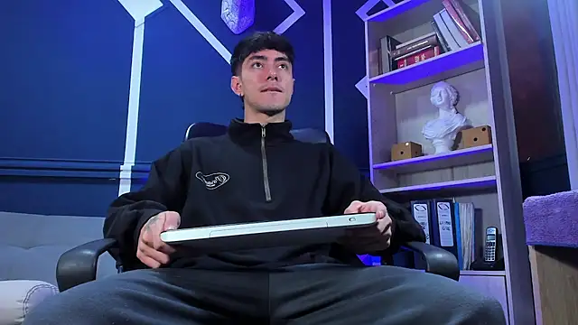 Snapshot of etham_wolf_ chatting on 09-29-25, 12:10 etham wolf online show from 09-29-25, 12:10