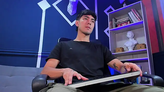 Snapshot of etham_wolf_ chatting on 10-03-25, 12:13 etham wolf online show from 10-03-25, 12:13