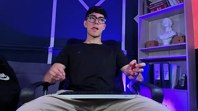 Snapshot of etham_wolf_ chatting on 10-08-25, 04:15 etham wolf online show from 10-08-25, 04:15