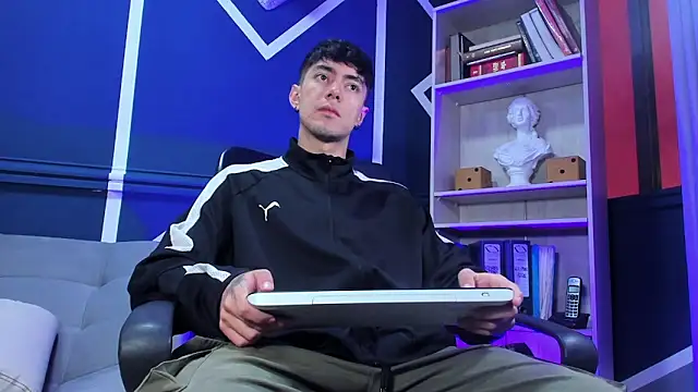 Snapshot of etham_wolf_ chatting on 10-10-25, 12:59 etham wolf online show from 10-10-25, 12:59