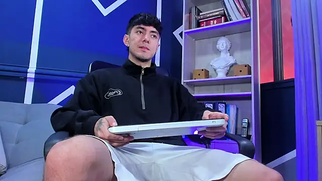 Snapshot of etham_wolf_ chatting on 10-11-25, 01:42 etham wolf online show from 10-11-25, 01:42