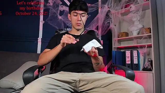 Snapshot of etham_wolf_ chatting on 10-16-25, 11:11 etham wolf online show from 10-16-25, 11:11