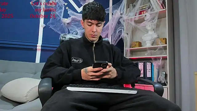 Snapshot of etham_wolf_ chatting on 10-17-25, 02:19 etham wolf online show from 10-17-25, 02:19