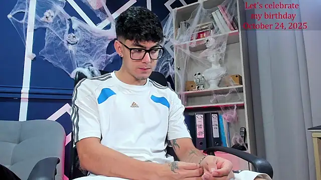 Snapshot of etham_wolf_ chatting on 10-18-25, 01:45 etham wolf online show from 10-18-25, 01:45