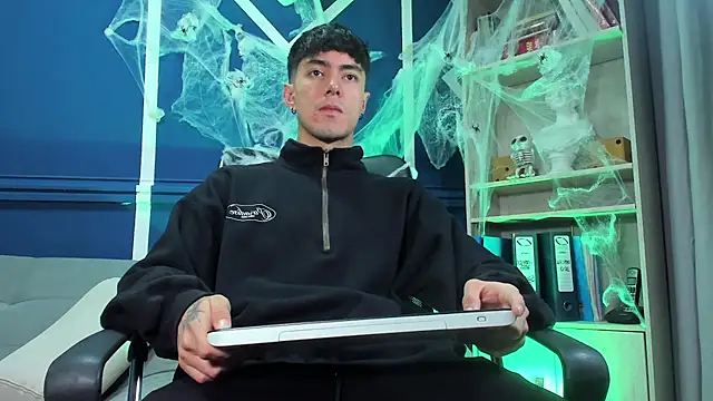 Snapshot of etham_wolf_ chatting on 10-20-25, 11:54 etham wolf online show from 10-20-25, 11:54