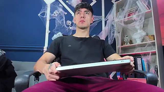 Snapshot of etham_wolf_ chatting on 10-22-25, 01:11 etham wolf online show from 10-22-25, 01:11