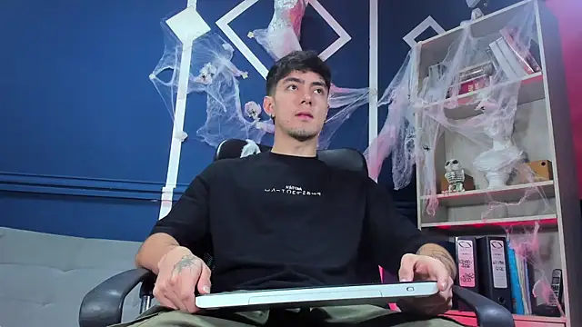 Snapshot of etham_wolf_ chatting on 10-24-25, 11:28 etham wolf online show from 10-24-25, 11:28