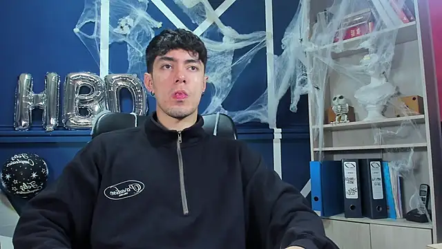 Snapshot of etham_wolf_ chatting on 10-29-25, 12:18 etham wolf online show from 10-29-25, 12:18