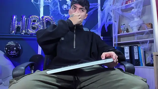 Snapshot of etham_wolf_ chatting on 10-30-25, 12:17 etham wolf online show from 10-30-25, 12:17