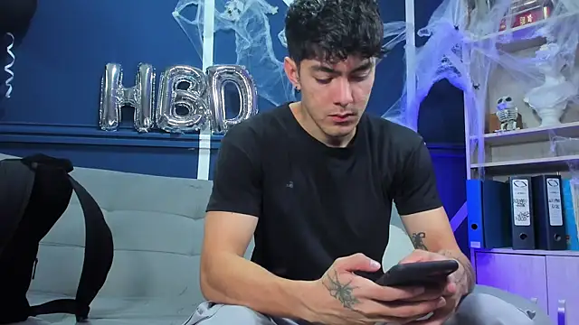 Snapshot of etham_wolf_ chatting on 10-31-25, 01:12 etham wolf online show from 10-31-25, 01:12