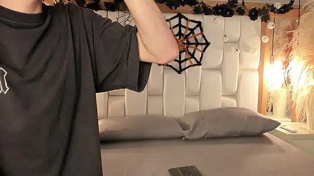 Daphne And Roger online show from 10-15-25, 11:32