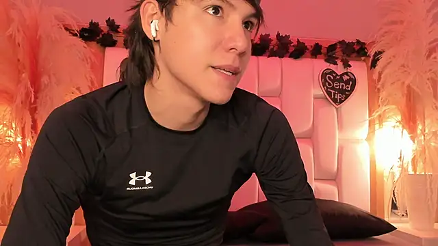 Snapshot of Daphne_And_Roger chatting on 02-28-26, 11:11 Daphne And Roger online show from 02-28-26, 11:11