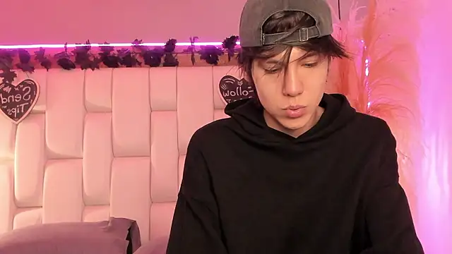 Snapshot of Daphne_And_Roger chatting on 03-05-26, 11:06 Daphne And Roger online show from 03-05-26, 11:06