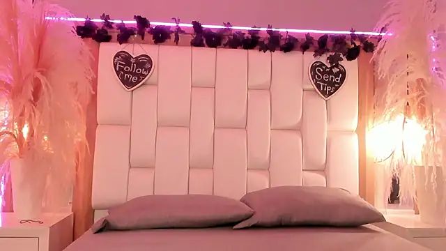 Snapshot of Daphne_And_Roger chatting on 03-11-26, 10:54 Daphne And Roger online show from 03-11-26, 10:54