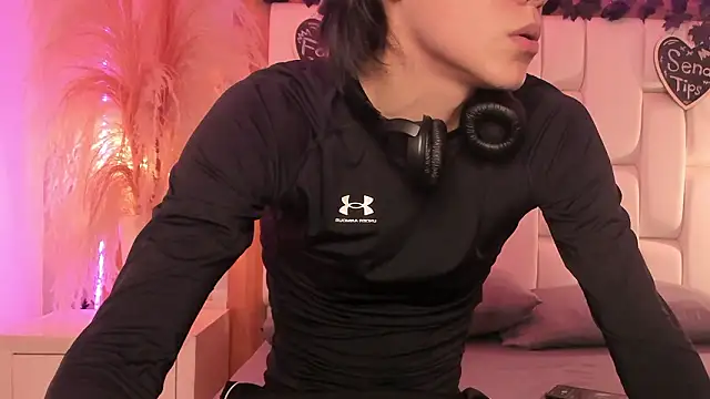 Snapshot of Daphne_And_Roger chatting on 03-13-26, 11:06 Daphne And Roger online show from 03-13-26, 11:06