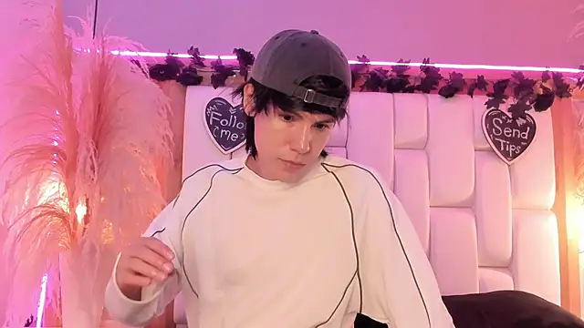 Snapshot of Daphne_And_Roger chatting on 03-30-26, 11:00 Daphne And Roger online show from 03-30-26, 11:00