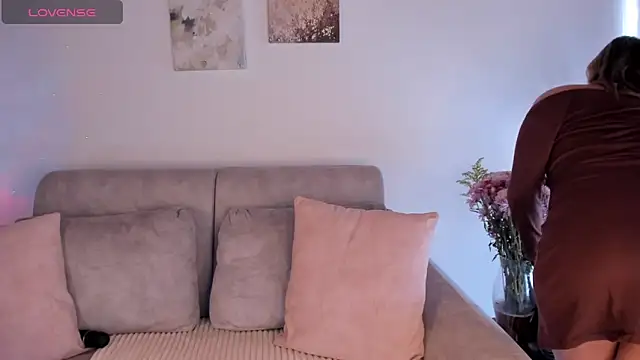 Snapshot of Estrer_collins chatting on 09-16-25, 07:15 Estrer collins online show from 09-16-25, 07:15