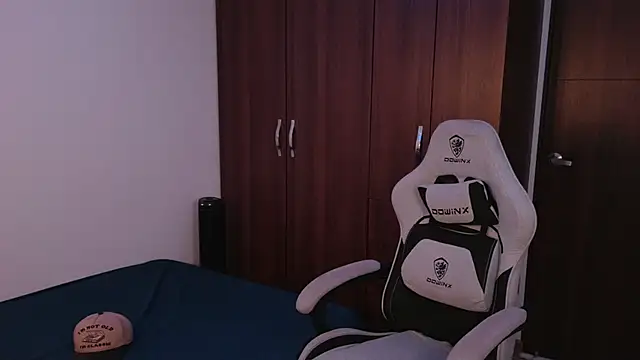 Snapshot of domsantiago_ chatting on 09-23-25, 01:30 domsantiago online show from 09-23-25, 01:30