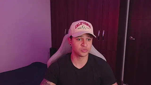 Snapshot of domsantiago_ chatting on 09-29-25, 01:00 domsantiago online show from 09-29-25, 01:00