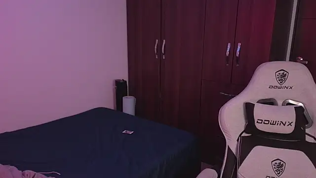 Snapshot of domsantiago_ chatting on 10-04-25, 02:20 domsantiago online show from 10-04-25, 02:20