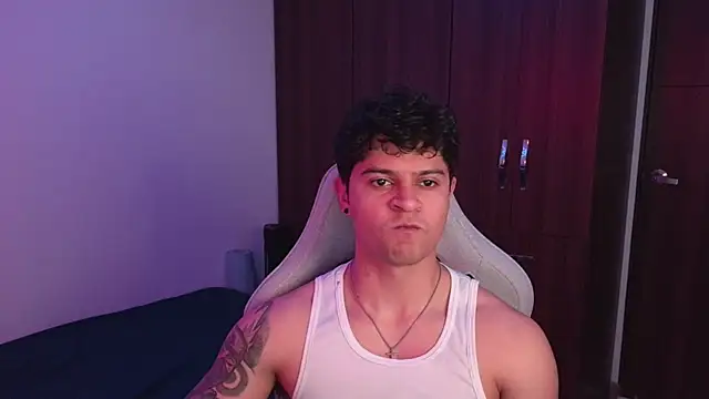 Snapshot of domsantiago_ chatting on 10-08-25, 11:13 domsantiago online show from 10-08-25, 11:13