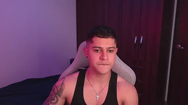 Snapshot of domsantiago_ chatting on 10-15-25, 01:39 domsantiago online show from 10-15-25, 01:39