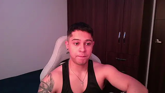 Snapshot of domsantiago_ chatting on 10-15-25, 05:35 domsantiago online show from 10-15-25, 05:35