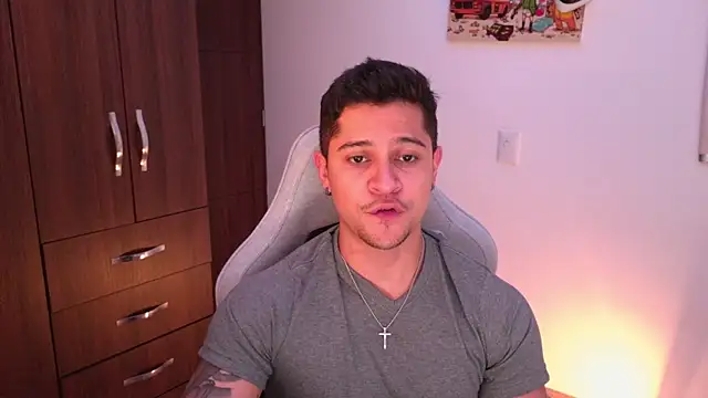 Snapshot of domsantiago_ chatting on 10-29-25, 01:41 domsantiago online show from 10-29-25, 01:41