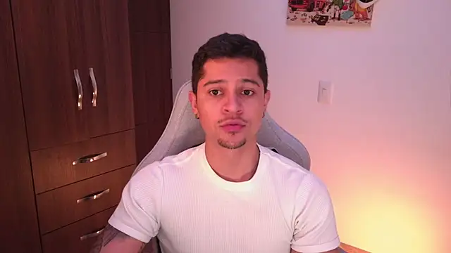 Snapshot of domsantiago_ chatting on 11-06-25, 04:02 domsantiago online show from 11-06-25, 04:02