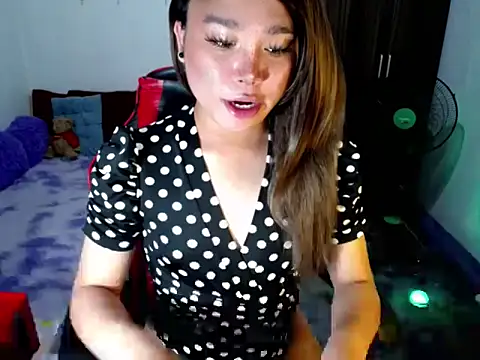 Urassiansweetcummer online show from 03-26-26, 11:32