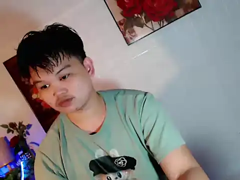 Snapshot of Reynelcock chatting on 06-26-26, 04:11 Reynelcock online show from 06-26-26, 04:11