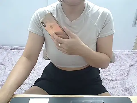 Snapshot of Amiee_Showhottie chatting on 10-20-25, 01:06 Amiee Showhottie online show from 10-20-25, 01:06