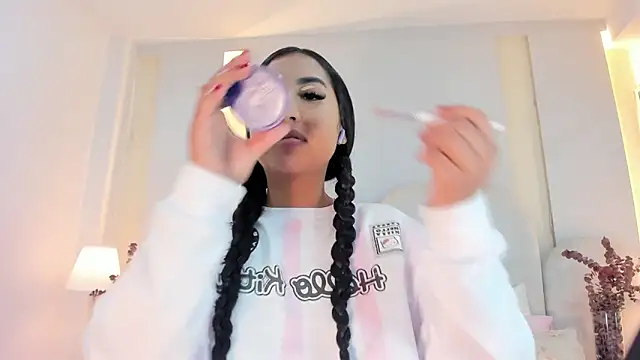 SalomeeBell online show from 10-08-25, 08:50