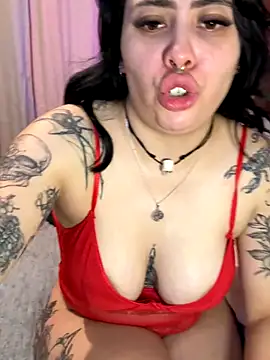 Snapshot of Draculona-666 chatting on 10-24-25, 04:42 Draculona-666 online show from 10-24-25, 04:42