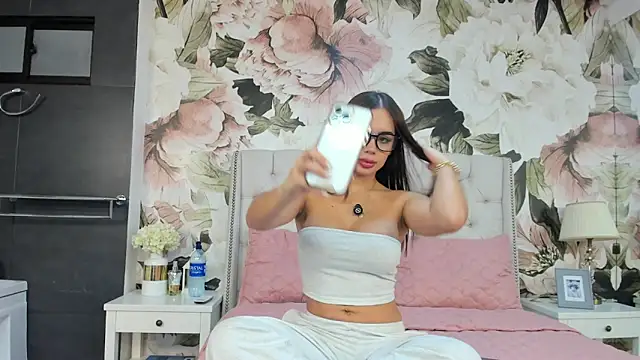 Snapshot of MaddyMay_ chatting on 11-04-25, 09:03 MaddyMay online show from 11-04-25, 09:03