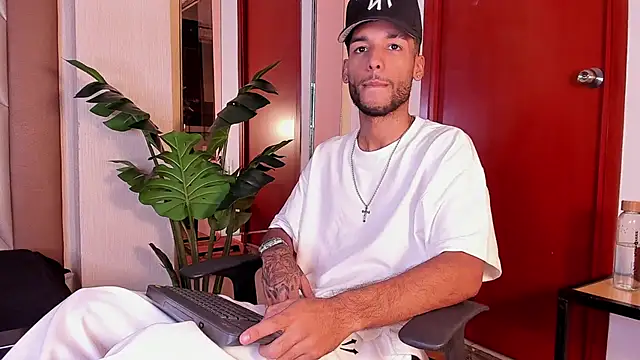 Snapshot of Thiagoferreti chatting on 03-18-26, 03:09 Thiagoferreti online show from 03-18-26, 03:09