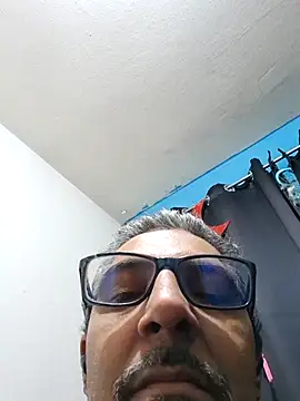 Snapshot of RobertoVip77 chatting on 10-21-25, 10:05 RobertoVip77 online show from 10-21-25, 10:05