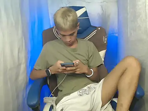 Snapshot of riks_tyler chatting on 10-26-25, 04:02 riks tyler online show from 10-26-25, 04:02