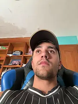 Snapshot of aavrdvh33 chatting on 11-02-25, 12:18 aavrdvh33 online show from 11-02-25, 12:18