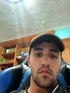 Snapshot of aavrdvh33 chatting on 11-17-25, 04:46 aavrdvh33 online show from 11-17-25, 04:46