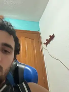 Snapshot of aavrdvh33 chatting on 11-25-25, 10:10 aavrdvh33 online show from 11-25-25, 10:10