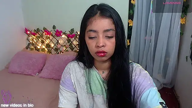 Snapshot of Angie_Lee01 chatting on 09-18-25, 12:40 Angie Lee01 online show from 09-18-25, 12:40