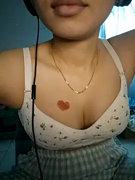 Snapshot of Suna_Lina chatting on 11-03-25, 02:35 Suna Lina online show from 11-03-25, 02:35