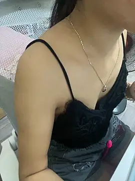 Snapshot of Mina048 chatting on 10-13-25, 04:01 Mina048 online show from 10-13-25, 04:01